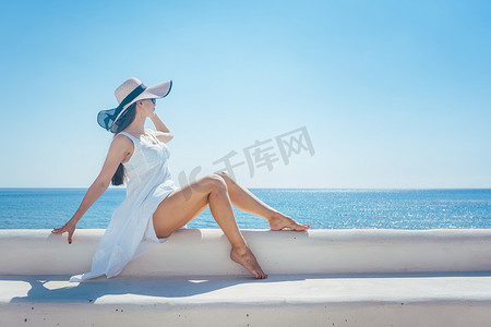 坐在希腊海滩上晒太阳的女人
