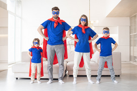 父亲超级英雄摄影照片_穿着超级英雄服装的幸福家庭