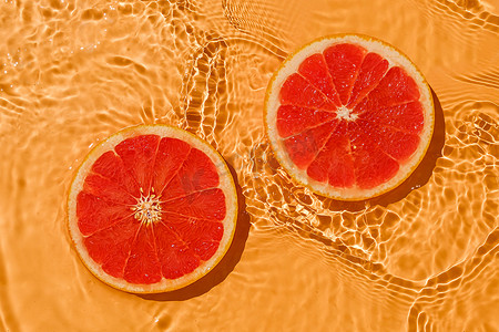 质地夏季柑橘红生鲜葡萄柚与淡水和波浪。