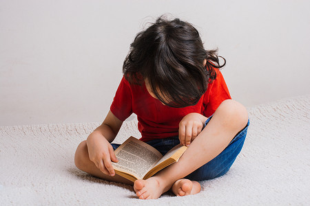看书的男孩作为世界读书日的概念