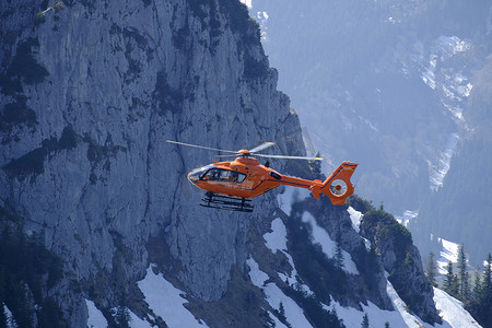 落地页模版摄影照片_山地救援直升机