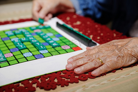 老年人填字游戏，帮助提高记忆力和大脑
