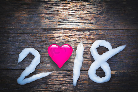 2018 新年快乐数字与棉花和粉红色的心在木