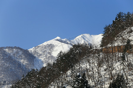 日本阿尔卑斯山摄影照片_日本高山白雪覆盖的山