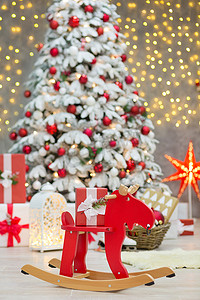 圣诞工作室装饰很棒的主意，主要是白色和红色的新年树，上面有雪，在令人惊叹的 LED 灯烘烤和巨大的纸星下有大量的礼物。