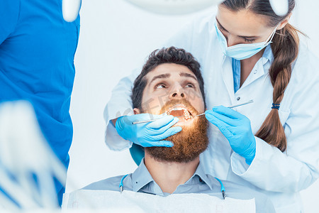 可靠的摄影照片_可靠的牙医在清洁 te 时使用无菌仪器