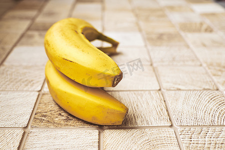 方格木表面上的两个熟香蕉