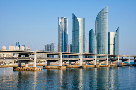 海洋之城摄影照片_釜山摩天大楼和广安大桥，韩国