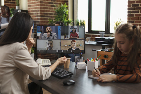 传达摄影照片_女商人通过虚拟会议视频通话向公司合作伙伴传达营销策略。