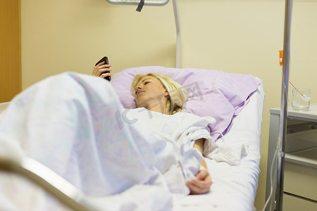 卧床不起的女性患者在医院护理中手术后康复。