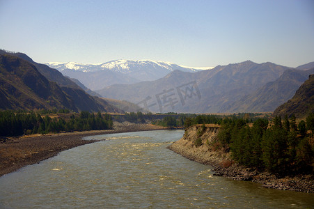 卡通土地摄影照片_湍急的卡吞河带着碧绿的河水沿着阿尔泰山脚下流淌。