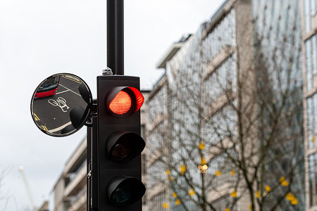 红色交通灯信号及红色公交车反射的交通凸镜
