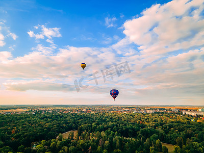 夏日日落时，彩色热气球飞越欧洲小城市