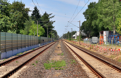 多条铁轨与火车站交界处