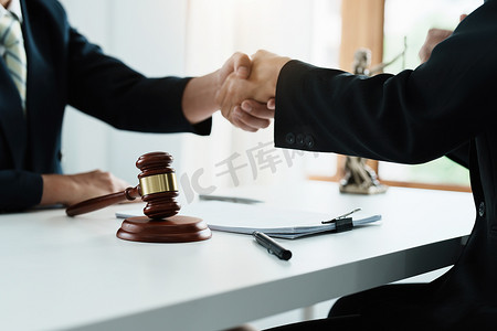 法律、咨询、协议、合同、律师或受托人握手同意客户的提议，即受雇在法庭上与当事方抗争。