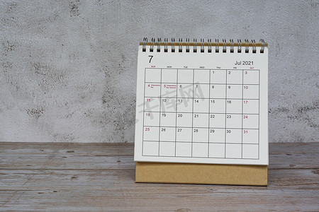 木桌上的白色 2022 年 7 月日历。 