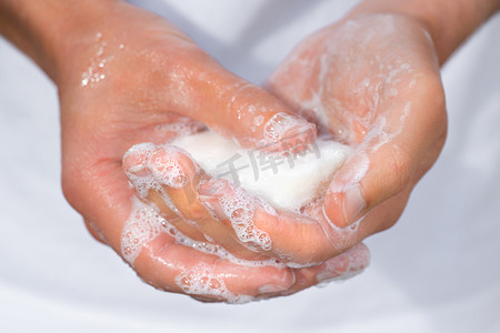 男人用肥皂洗手的特写