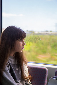 十几岁的女孩在火车旅行