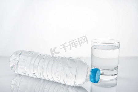 带玻璃的塑料瓶中的水