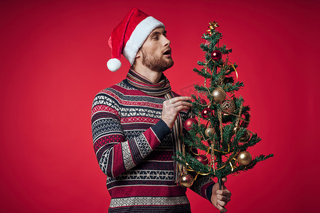 穿着圣诞衣服、圣诞树、玩具、生活方式的可爱男人
