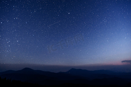 乳汁摄影照片_梦幻般的冬季流星雨和雪山。