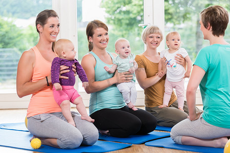 幼儿园ppt摄影照片_母子体操课程中的妇女和婴儿