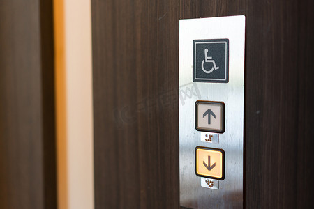 电梯内有残疾人标志