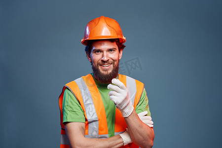 一个穿工作服的男人是一名建筑工程师。