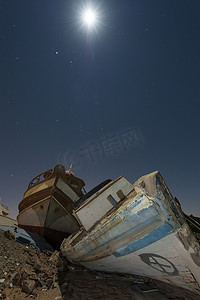 夜晚沙漠中的废弃船只