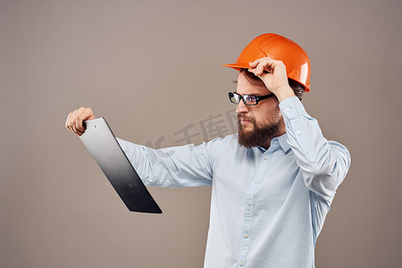橙色安全帽专业安全手册文件工作的人