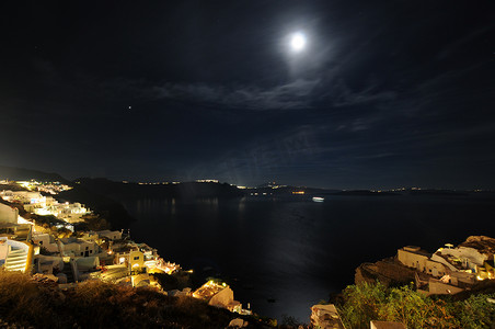 村庄夜景摄影照片_希腊圣托里尼岛传统希腊村庄 Oia 的日落夜景。