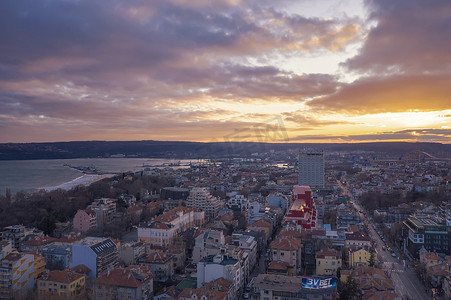 保加利亚瓦尔纳 — 2020年1月7日：日落时瓦尔纳市无人机的空中全景