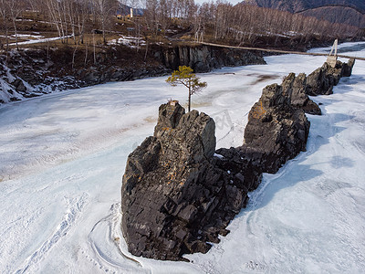 天空太阳卡通摄影照片_冬天的快速山河 Katun