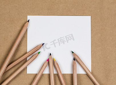 笔记本空白页彩色铅笔模型组成。