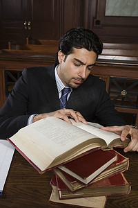 男子在法庭上读书
