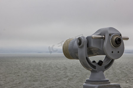 位于海滨长廊旁的投币式望远镜观察器，可俯瞰海湾和城市。