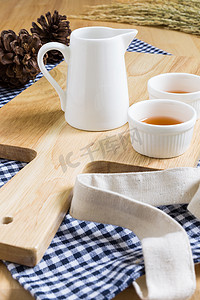 茶杯装饰摄影照片_木质切板与茶杯