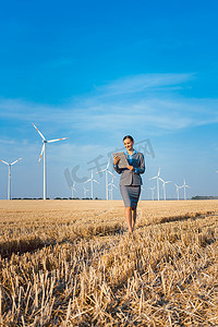 妇女将钱投入风力涡轮机的道德投资