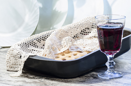 自制樱桃馅饼，配针织布和一杯酒。