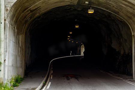 蜿蜒的黑暗隧道，隧道尽头的光明