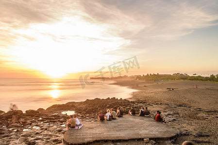 2018剪纸摄影照片_印度尼西亚巴厘岛坎古海滩美丽的日落。