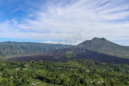 巴厘语摄影照片_巴杜尔山顶和巴杜尔湖田园诗般的景色。