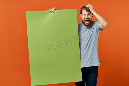 开业海报海报设计摄影照片_情绪化的男人 T 恤绿色样机海报演示文稿营销