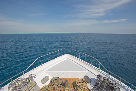 机动摄影照片_从船头俯瞰一艘大型豪华机动游艇