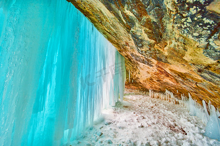 苏宁名片摄影照片_冬季洞穴入口处覆盖着令人惊叹的蓝色冰层