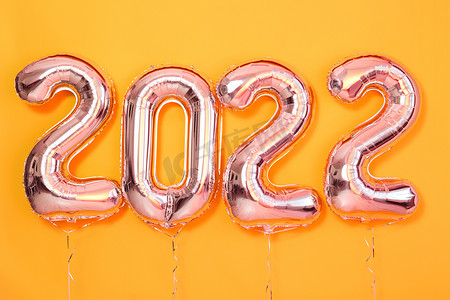 新年快乐海报摄影照片_从上面的数字气球，新年快乐对象渲染带黄色背景的气球