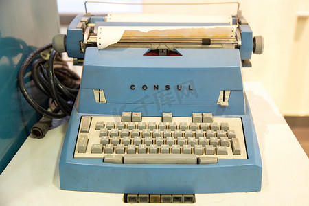 1953摄影照片_俄罗斯莫斯科 — 2013 年 11 月 20 日：捷克斯洛伐克 Zbrojovka Brno 的 Consul Typewriter 于 1932 年开始制造打字机。名称 CONSUL 在 1953 年左右首次使用