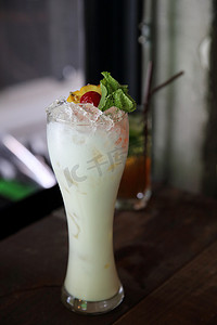 凤梨汁汁摄影照片_凤梨飘香鸡尾酒，配菠萝和樱桃水果