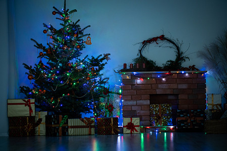 晚上的时候，圣诞树上发光的圣诞树灯。