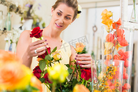 花店女士向顾客出售玫瑰花束